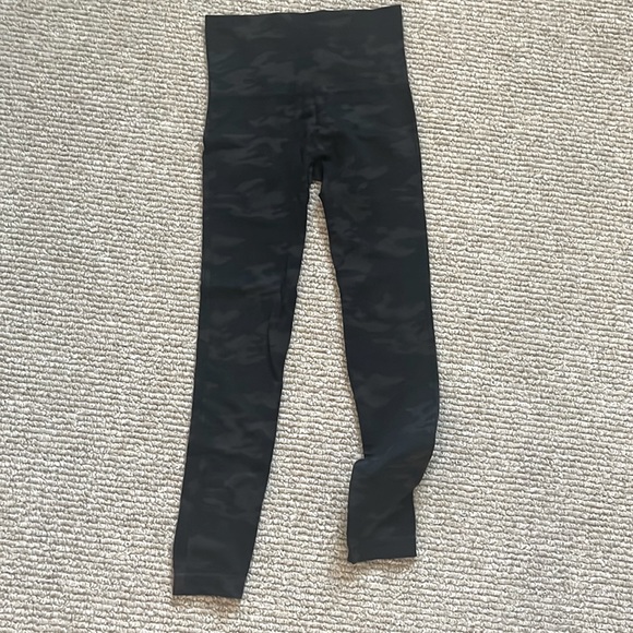 LIKE NEW! Spanx Camo Legging - Picture 1 of 7